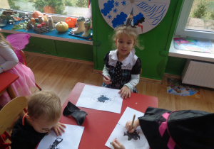 Dzieci malują pracę plastyczną